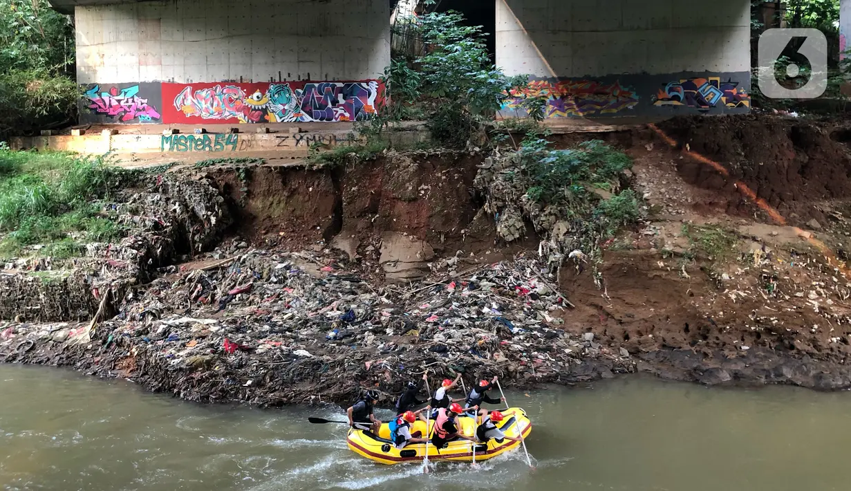 Anggota Federasi Arung Jeram Kota Depok (FAJI) berlatih di aliran Sungai Ciliwung, Depok, Jumat (26/6/2020). Latihan yang digelar tiga kali dalam seminggu itu diikuti atlet arung jeram Kota Depok serta anggota federasi lain yang menjadi calon atlet di masa depan. (Liputan6.com/Immanuel Antonius)
