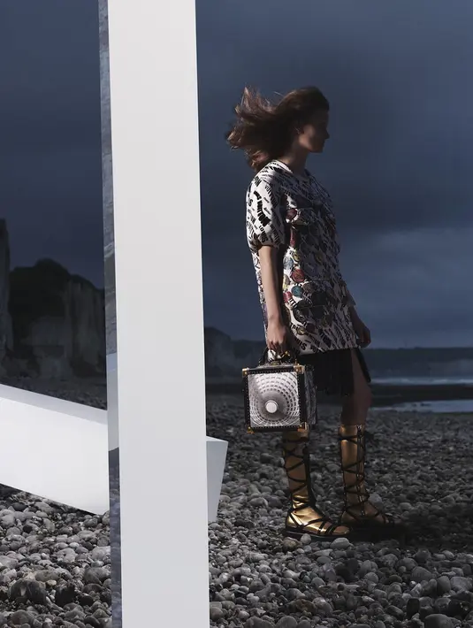 Kolaborasi antara Nicolas Ghesquière bersama Barnaba Fornasetti, Direktur Artistik atelier Fornasetti dan tim berangkat dari 13.000 potong arsip Fornasetti di Milan. (Foto:  dok. Louis Vuitton)