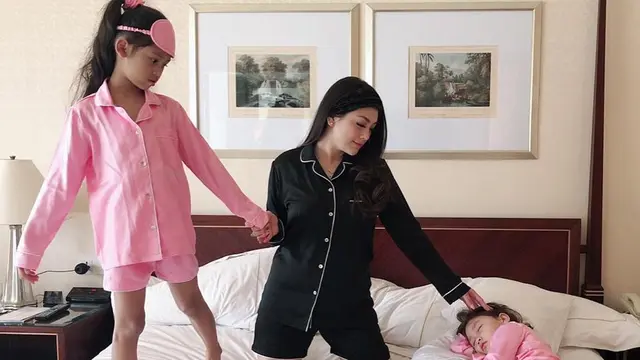 Pasangan Raffi Ahmad dan Nagita Slavina Diduga Mengadopsi Bayi Lily, Berikut Daftar 5 Artis Indonesia yang Juga Angkat Anak Perempuan (Liputan6.com/IG/celine_evangelista)