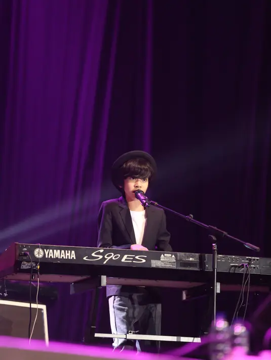 Anak-Anak muda berbakat Di Atas Rata Rata membawakan lagu, 'Di obok-obok', 'Rolling In The Deep', 'Bengawan Solo''. (Andy Masela/Bintang.com)