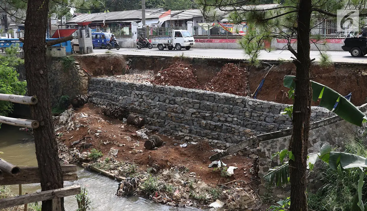 Kondisi Jalan Raya Citayam yang amblas di kawasan Cipayung, Depok, Jawa Barat, Rabu (27/2). Kondisi tepi jalan yang tidak kunjung diperbaiki membahayakan pengguna jalan terutama saat malam hari. (Liputan6.com/Immanuel Antonius)