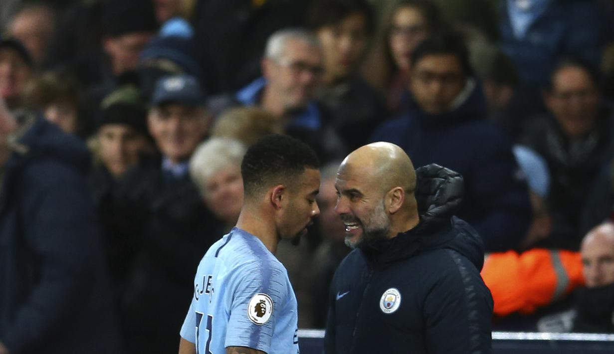 Pelatih Manchester City, Pep Guardiola, berbincang dengan Gabriel Jesus saat melawan Wolverhampton Wanderers pada laga Premier League di Stadion Etihad, Senin (14/1). Manchester City menang 3-0 atas Wolverhampton Wanderers. (AP/Dave Thompson)