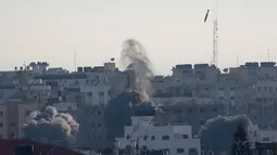 Sebuah roket Israel jatuh di atas sebuah bangunan perumahan di Kota Gaza, Palestina, Minggu (5/5/2019). Kabar gencatan senjata antara Palestina dengan Israel datang setelah komunitas internsional, termasuk PBB menyerukan agar kedua belah pihak menahan diri. (AP Photo/Khalil Hamra)