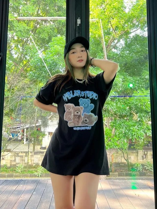 Makin Menawan, Ini 7 Potret Terbaru Sandrina IMB yang Kini Genap 21 Tahun