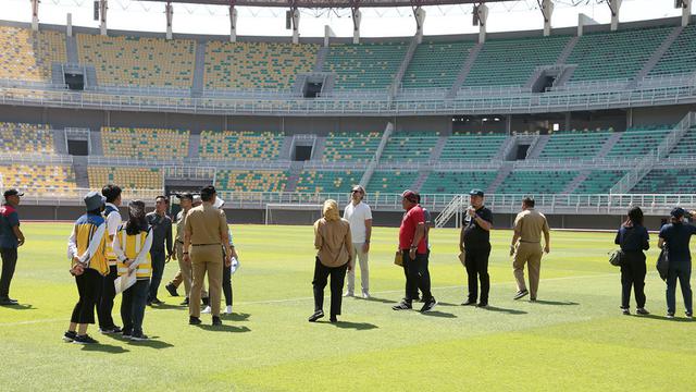 Perwakilan FIFA saat meninjau GBT Surabaya. (Istimewa)