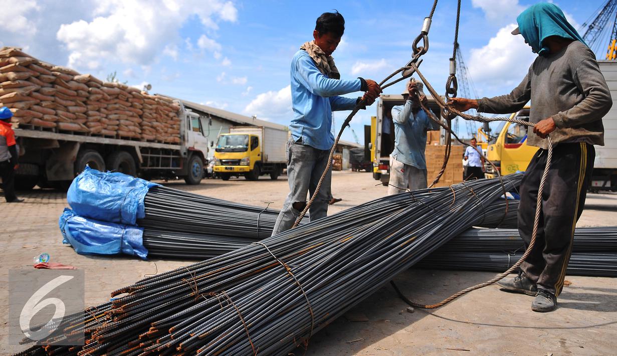 Pekerja menyiapkan baja yang akan diangkat untuk di kirim melalui Pelabuhan Sunda Kelapa, Jakarta, Kamis (15/12). Seperti diketahui bahwa pada 2015 lalu kebutuhan baja untuk infrastruktur mencapai 12,5 juta ton. (Liputan6.com/Angga Yuniar)