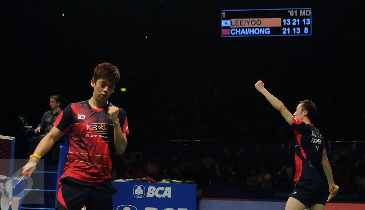 Ganda putra Korsel, Lee Yong Dae/Yoo Yeon Seong saat laga melawan Chai Biao/Hong Wei (Tiongkok) di final BCA Indonesia Open 2016, Jakarta, Minggu (5/6/2016). Lee Yong Dae/Yoo Yeon Seong unggul 13-21, 21-13, 21-16. (Liputanj6.com/Helmi Fithriansyah)