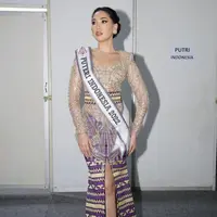 Puteri Indonesia 2022 Laksmi DeNeefe mengenakan kebaya berpayet rancangan Anaz dan kain tapis khas Lampung berwarna ungu. [Instaggram/laksmideneefe]