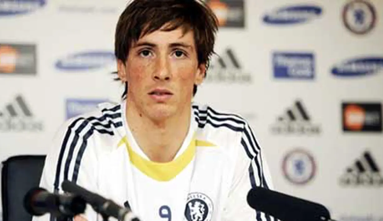 Striker baru Chelsea, Fernando Torres, dalam konferensi pertamanya yang digelar di kamp latihan klub di Cobham, Surrey, 4 Februari 2011. AFP PHOTO / Carl de Souza