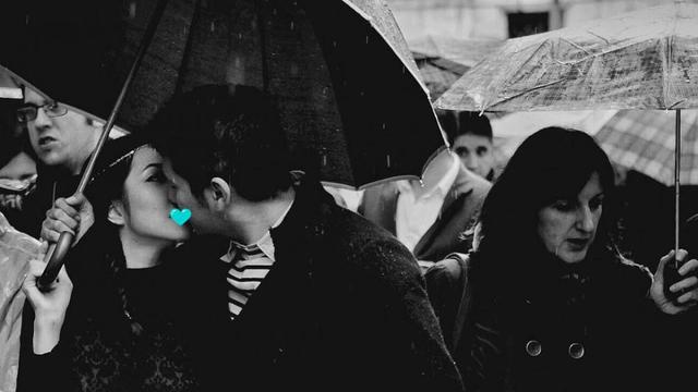 Bikin Baper, Berikut Ini Merupakan 10 Foto Seleb yang Ciuman Dengan Pasangan Mereka