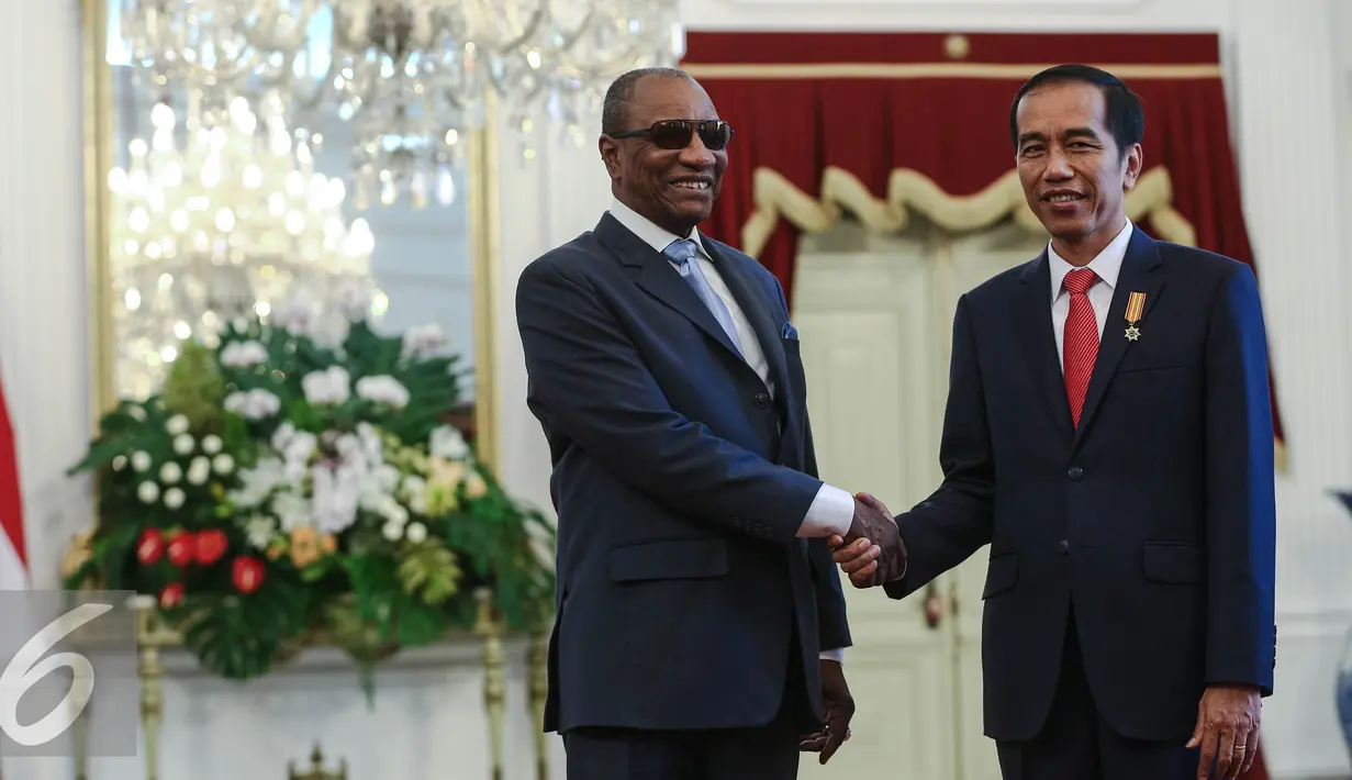 Presiden Jokowi menyambut Presiden Guinea, Alpha Conde di Istana Merdeka, Jakarta, Rabu (3/8). Pertemuan tersebut membahas hubungan bilateral kedua negara tersebut. (Liputan6.com/Faizal Fanani)