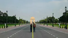 Foto Kombinasi yang dibuat pada tanggal 18 November 2024 ini menunjukkan para pejalan kaki yang berjalan di sepanjang Jalur Kartavya yang diselimuti kabut asap tebal, di dekat Gerbang India di New Delhi pada tanggal 18 November 2024 (foto atas) dan para pejalan kaki yang berjalan di bawah langit biru yang cerah di Jalur Kartavya dekat Gerbang India di New Delhi pada tanggal 26 September 2024. (Sajjad HUSSAIN/AFP)