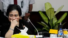 Ketua Umum Front Pelopor Rachmawati Soekarnoputri menyerahkan Petisi Rakyat Mengugat, Jakarta, (9/10/14). (Liputan6.com/Andrian M Tunay) 