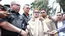 Selain memenuhi panggilan, perempuan 36 tahun dan pengacaranya juga mempertanyakan status tersangkanya. Razman sendiri melihat kliennya adalah korban.  (Adrian Putra/Bintang.com)