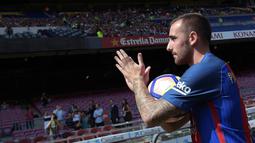 Striker baru Barcelona, Paco Alcacer menyapa suporter Barca. Alcacer dibeli La Blaugrana dari Valencia dengan nilai transfer yang diperkirakan 30 juta euro atau sekitar Rp 442,51 miliar. (AFP/Lluis Gene)