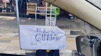 Janda di Tuban menjual ginjalnya di pinggir jalan. (Adirin/Liputan6.com)