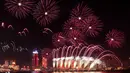 Pertunjukan kembang api terlihat di atas kompleks kebudayaan Katara selama perayaan untuk menandai dimulainya Idul Adha, Hari Raya Kurban, di Doha, Qatar, pada Rabu 27 Mei 2026. (Karim JAAFAR/AFP)