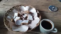 Kue Gulo Kelapo disajikan dengan kopi pahit di Desa Muarajambi, Kabupaten Muaro Jambi, Jambi. (Liputan6.com / Gresi Plasmanto)