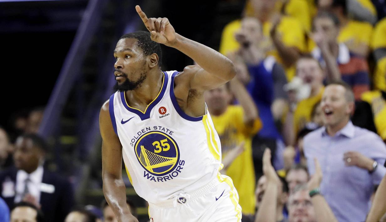 Pebasket Golden State Warriors, Kevin Durant, melakukan selebrasi saat melawan Cleveland Cavaliers pada Gim 1 Final NBA di Oracle Arena, Jumat (1/6/2018). Kevin Durant terpilih sebagai pemain terbaik Final NBA 2018. (AP/Marcio Jose Sanchez)