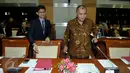 Ketua KPK Agus Rahardjo (kanan) dan Wakil Ketua KPK Laode M Syarif saat tiba untuk menghadiri Rapat Dengar Pendapat (RDP)  bersama Komisi III DPR RI di Gedung Nusantara II, Komplek Parlemen Senayan, Jakarta, Selasa (14/6). (Liputan6.com/Johan Tallo)