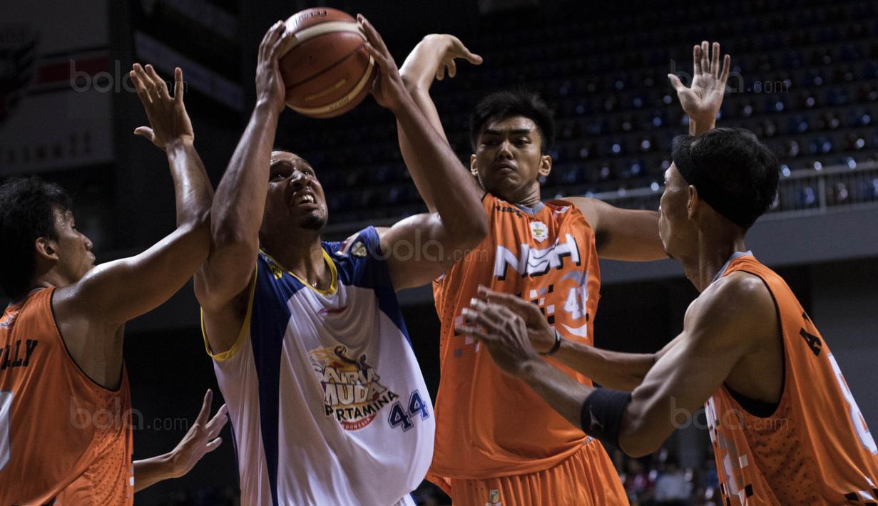 Pebasket Satria Muda, Dior Lowhorn, menghindari penjagaan pemain NSH pada laga Perbasi Cup 2017 di Britama Arena, Jakarta, Rabu (8/11/2017). Satria Muda menang 83-67 atas NSH. (Bola.com/Vitalis Yogi Trisna)