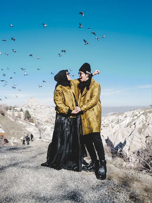 Detail Outfit Aurel Hermansyah Babymoon di Cappadocia bersama Suami dan Keluarga