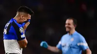 Striker Inter Milan Lautaro Martinez menangis usai pertandingan final Liga Champions melawan Manchester City di Ataturk Olympic Stadium. Inter kalah 0-1 dari Man City (AFP)
