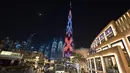 Gambar pada 4 Januari 2020 memperlihatkan Burj Khalifa, bangunan tertinggi di dunia, diterangi selama pertunjukan cahaya di Dubai. Burj Khalifa yang resmi dibuka pada 4 Januari 2010 itu merayakan hari jadinya yang ke-10 dengan pertunjukan lampu LED khusus. (Giuseppe CACACE / AFP)