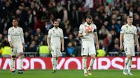 Penyerang Real Madrid Karim Benzema membawa bola usai pemain Ajak Amsterdam mencetak gol pada leg kedua babak 16 besar Liga Champions di Stadion Santiago Bernabeu, Madrid, Spanyol, Selasa (5/3). Ajax membantai Madrid 4-1.  (AP Photo/Manu Fernandez)