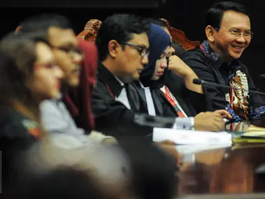 Gubernur DKI Basuki 'Ahok' Tjahaja Purnama menghadiri sidang lanjutan uji materiil Undang-Undang Pilkada mengenai cuti selama masa kampanye di MK, Jakarta, Kamis (15/9). Sidang beragenda mendengarkan keterangan sejumlah pihak. (Liputan6.com/Faizal Fanani)