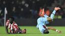 Pemain Southampton, Victor Wenyama dan pemain West Ham, Dimitri Payet, terjatuh saat berlaga di Stadion St Mary, Inggris, Sabtu (6/2/2016). Southampton berhasil menang 1-0 atas West Ham. (Reuters/Hannah McKay)