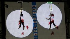 Atlet panjat tebing Indonesia, Alivany Ver Kadhijah (kanan) dan Nurma Anjany berkompetisi pada kualifikasi nomor speed putri Kejuaraan Dunia Panjat Tebing IFSC 2023 seri Jakarta di Lot 6, Kompleks Stadion Utama Gelora Bung Karno, Jakarta, Indonesia, Sabtu (06/05/2023). Indonesia berhasil meloloskan 10 (5 putra dan 5 putri) pada babak kualifikasi. (Bola.com/Bagaskara Lazuardi)