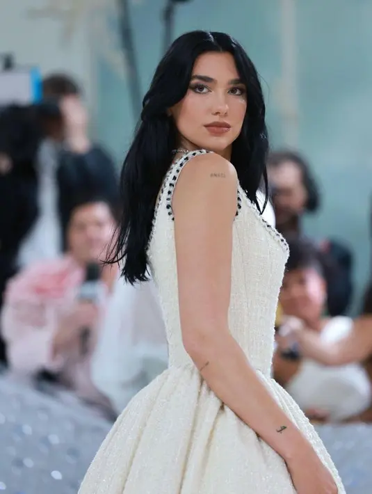 4 co-chair ini adalah Dua Lipa, Michael Coel, Penéloe Cruz, dan Roger Federed. Keempatnya terpilih mewakili bidang budaya populer, dari musik, film, olahraga, dan mode. [Foto: @themetgalaofficial]