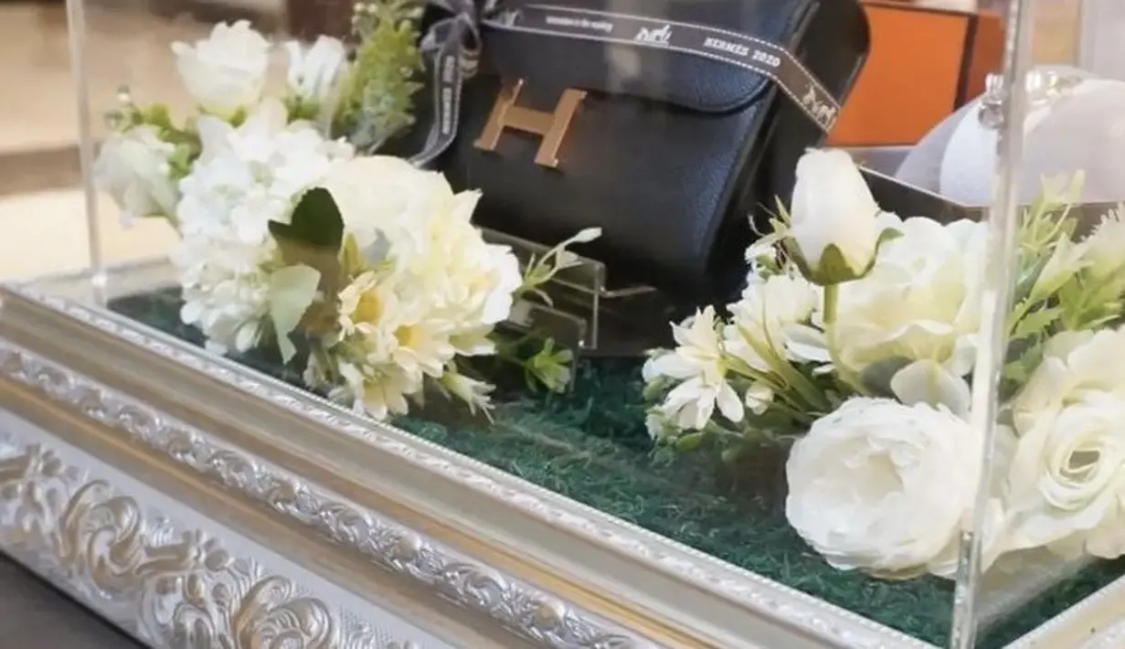 Atta Halilintar memberikan seserahan Aurel Hermansyah begitu mewah, salah satunya tas Hermes Hitam yang tentu memiliki harga fantastis. @seserahan_by_rosearbor