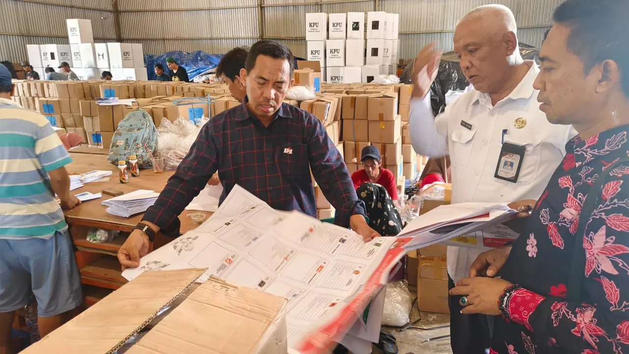 Anggota KPU Jatim, Miftahul Rozaq saat meninjau logistik surat suara di gudang logistik Kab. Bangkalan. (Istimewa/kominfo jatim)