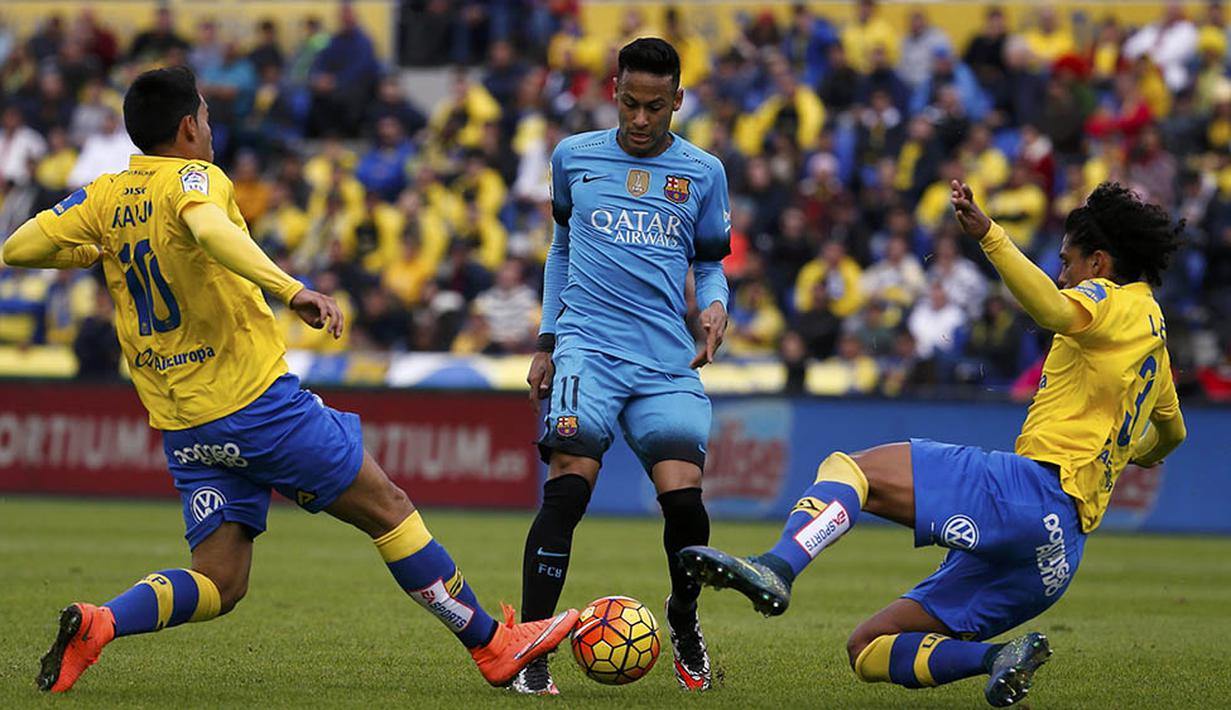Penyerang Barcelona, Neymar, dihadang pemain Las Palmas pada laga La Liga Spanyol di Stadion Gran Canaria, Sabtu (20/2/2016). Las Palmas takluk 1-2 dari Barcelona. (Reuters/Juan Medina)