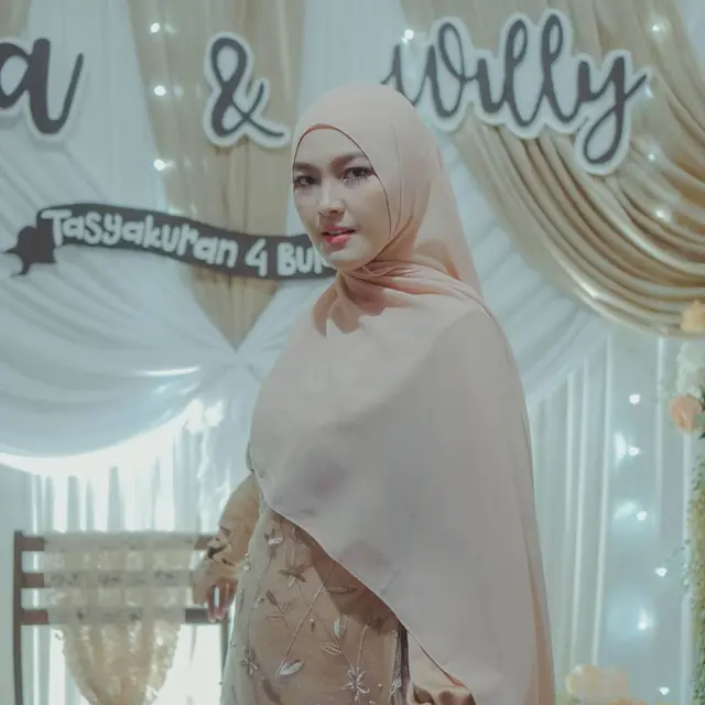 6 Potret Ana Riana Pamer Baby Bump, Makin Memesona