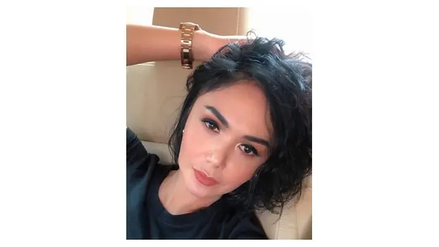6 Gaya Yuni Shara dengan Rambut Keriting, Dipuji Makin Cantik
