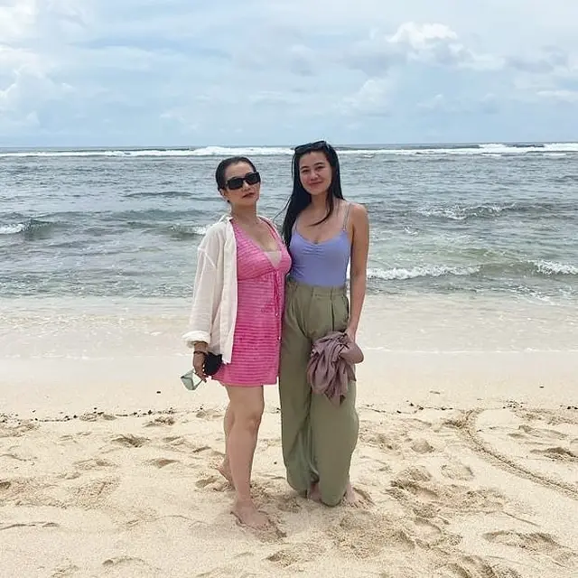 Selalu Tampil Kompak, Ini 6 Potret Liburan Reza Artamevia dan Aaliyah Massaid ke Bali