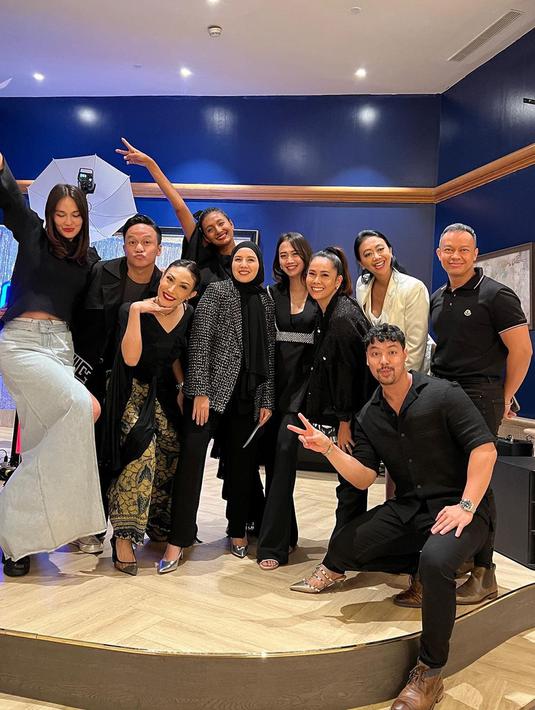 Meski digelar intimate, kemeriahan acara tetap terasa dengan kehadiran teman-teman Paula. Mereka tampil kompak dengan busana bernuansa hitam dan putih. Kolom komentar di Instagram Paula juga banjir ucapan selamat dari netizen dan rekan artis yang tak bisa hadir dalam acara tersebut. (Liputan6.com/IG/@tya_ariestya)