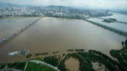 Sungai Han yang meluap karena banjir mengalir di bawah jembatan, Seoul, Korea Selatan, Rabu (10/8/2022). Upaya pembersihan dan pemulihan meningkat pesat saat langit cerah setelah dua hari curah hujan yang memecahkan rekor sehingga menyebabkan banjir bandang, merusak ribuan bangunan, jalan, serta menewaskan banyak orang. (AP Photo/Ahn Young-joon)