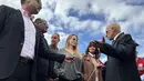 Kunjungan Angelina Jolie terjadi ketika Israel mengatakan akan menangguhkan operasi puluhan kelompok bantuan yang bekerja di Jalur Gaza. Tampak dalam foto, aktris Amerika Serikat (AS), Angelina Jolie (ketiga kanan) berbicara dengan seorang pejabat di perbatasan Rafah Mesir, pada Jumat 2 Januari 2026. (Foto oleh AFP)