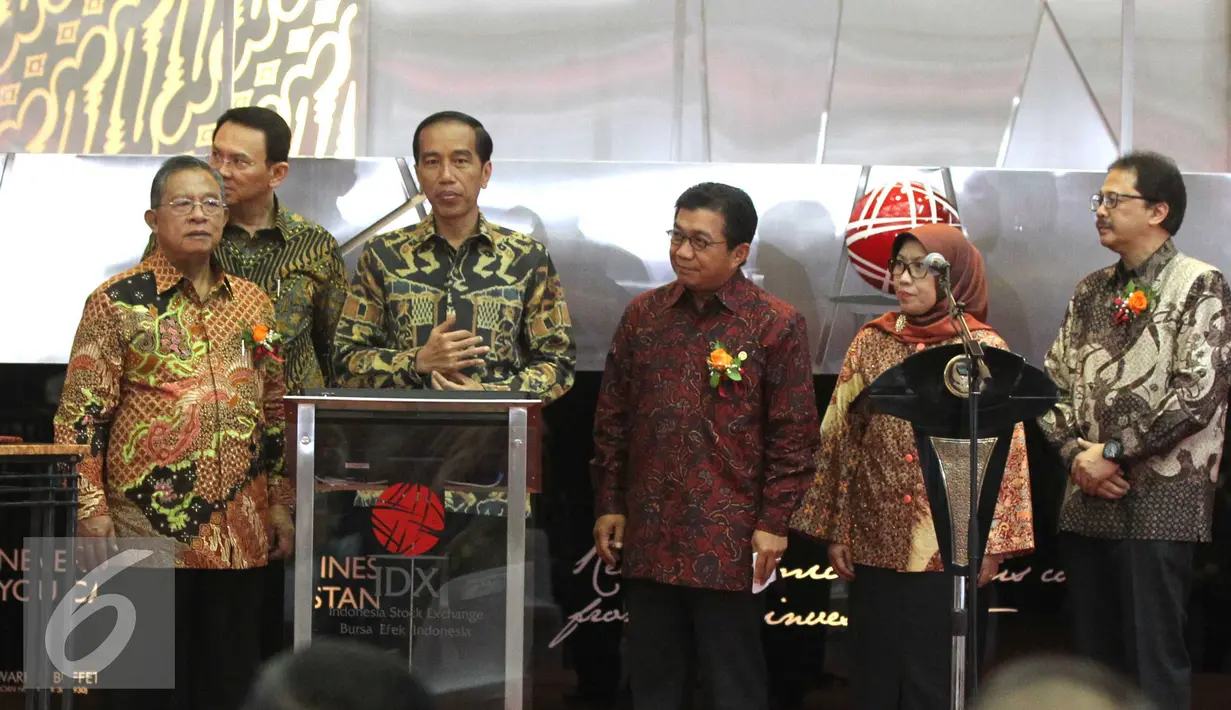 Presiden RI Joko Widodo saat membuka perdagangan saham 2016 Bursa Efek Indonesia, Jakarta, Senin (4/1). Indeks Harga Saham Gabungan (IHSG) meningkat sebanyak 23,6 poin atau 0,51 persen dibanding sehari sebelumnya. (Liputan6.com/Angga Yuniar)