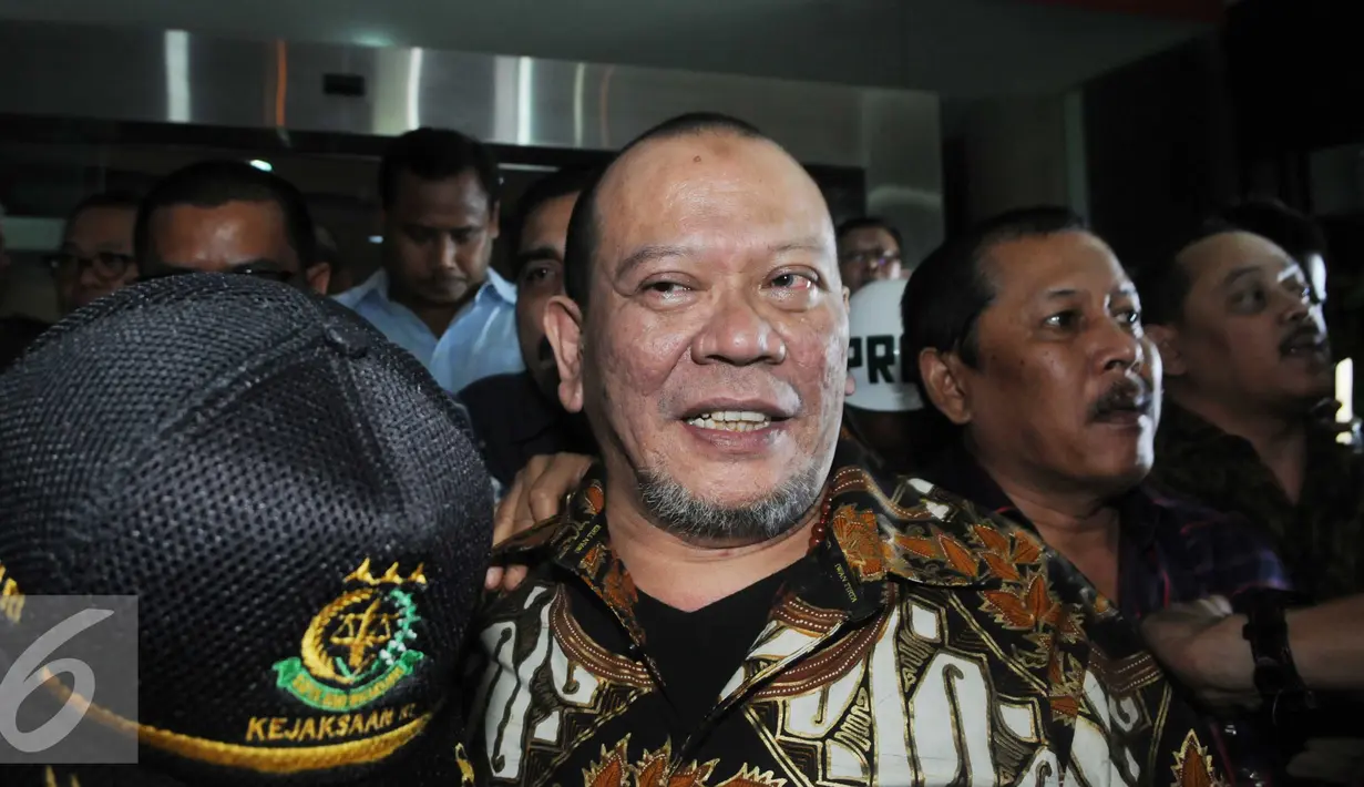 Mantan Ketum PSSI La Nyalla Mattaliliti usai menjalani pemeriksaan di di Kejagung, Jakarta pada Selasa (31/5). La Nyalla menolak menandatangi berkas penahanannya (Liputan6.com/Helmi Afandi)