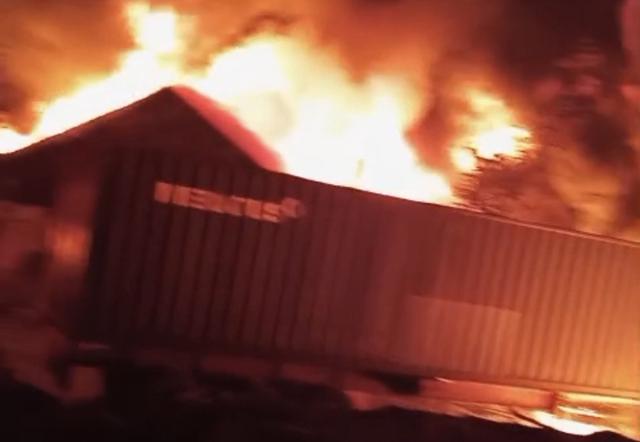 Api Cepat Melahap Gudang