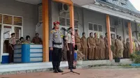 Kasat Reskrim Polres Rokan Hulu AKP Dr Raja Kosmos menjadi pembina upacara di SMKN 1 mengajak pemilih pemula mensukseskan Pemilu 2024. (Liputan6.com/M Syukur)