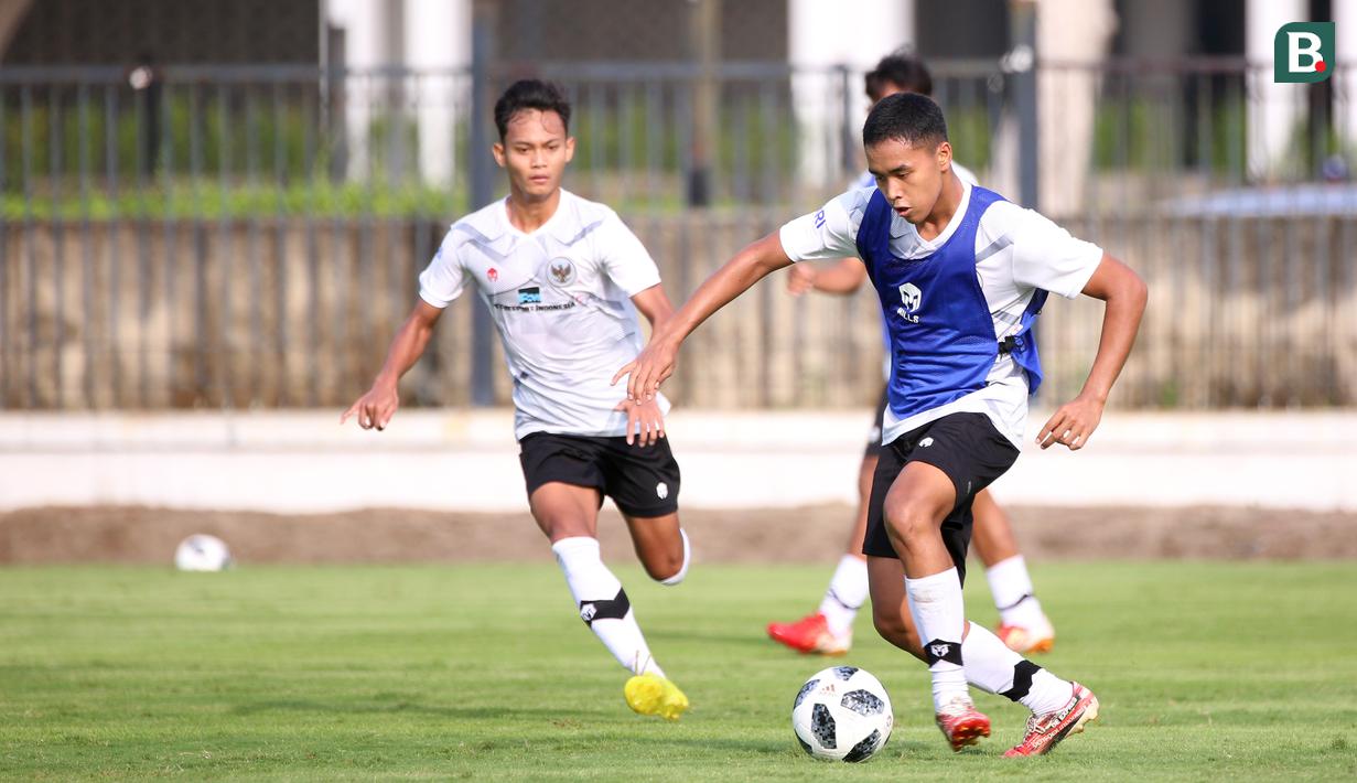 <p>Pemain Timnas Indonesia U-17 mengikuti sesi latihan di Lapangan ABC, Senayan, Jakarta, Sabtu (15/7/2023). Latihan tersebut digelar guna persiapan menghadapi Piala Dunia U-17 yang akan digelar 10 November hingga 2 Desember 2023 di Indonesia. (Bola.com/Ikhwan Yanuar)</p>
