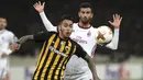 Bek AC Milan, Matei Musacchio, berusaha merebut bola dari striker AEK Athens, Sergio Araujo, pada laga Liga Europa di Stadion Olympic, Athens, Kamis (2/11/2017). Kedua klub bermain imbang 0-0. (AP/Petros Giannakouris)