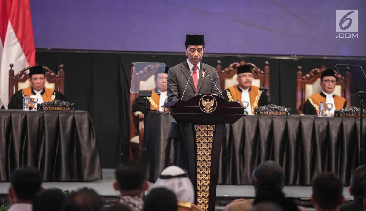 Presiden Joko Widodo menyampaikan sambutannya saat menghadiri Laporan Tahunan Mahkamah Agung di Jakarta, Rabu (27/2). Laporan Tahunan ini merupakan bentuk pertanggungjawaban MA kepada publik atas capaian MA selama satu tahun. (Liputan6.com/Faizal Fanani)