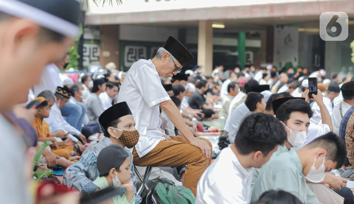 Jemaah memadati kantor Pimpinan Pusat Muhammadiyah, Jakarta untuk melaksanakanSholat Idul Fitri, Jumat (21/4/2023). (Liputan6.com/Faizal Fanani)